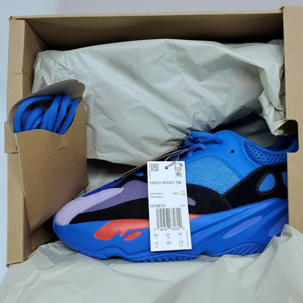 Yeezy Boost 700 - Picture 2 of 8